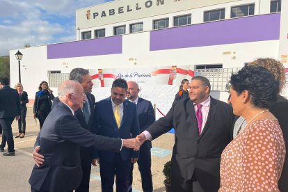 Gabriel Amat saludando a los concejales de Los Gallardos.