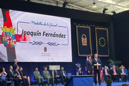 Joaquín Fernández recoge el galardón.