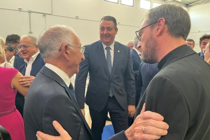 Gabriel Amat saludando.