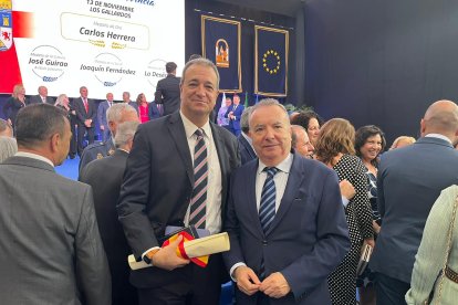 Joaquín Fernández con Pedro M. De la Cruz, director de La Voz.