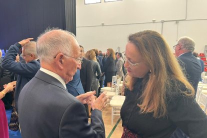 El alcalde de Roquetas de Mar, Gabriel Amat, y la subdirectora de La Voz, Antonia S. Villanueva.