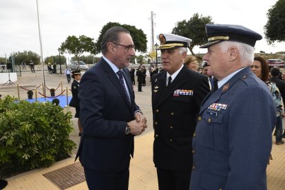 Carlos Herrera saludando a las autoridades.