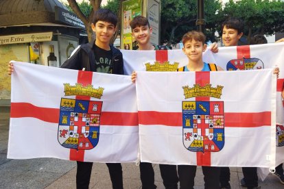 Niños con las banderas de Almería