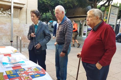 Almerienses mayores en la cola