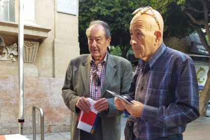 La iniciativa con los banderas de Almería para celebrar el Día de la Provincia.