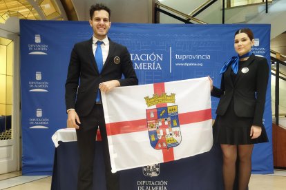 Muestra de la bandera que se ha regalado esta mañana.