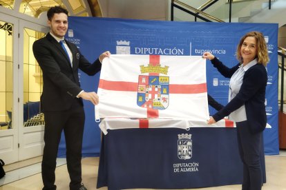 Mostrando la bandera.