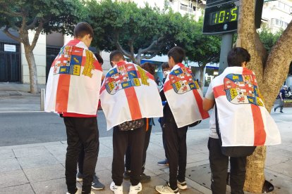 Niños están jugando con sus banderas