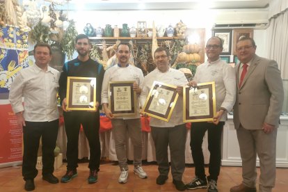 Chefs de los restaurantes participantes en el primer menú junto a los hermanos Carmona.