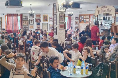 Los alumnos en la cueva de la peña flamenca.