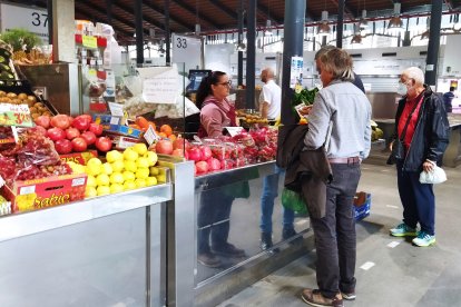 Compradores en el Mercado Central. 