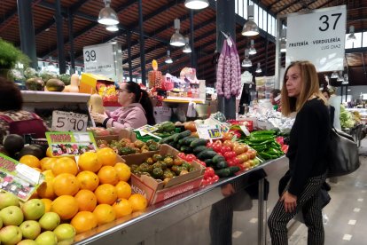 Una almeriense compra en el Mercado.
