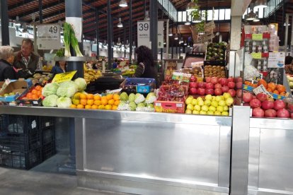 Una de las fruterías del Mercado Central.