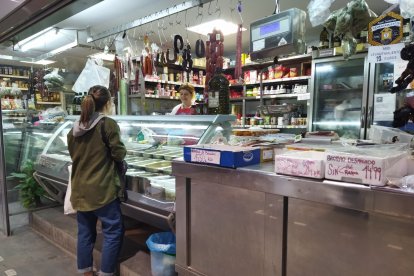 Una almeriense compra en el Mercado Central.