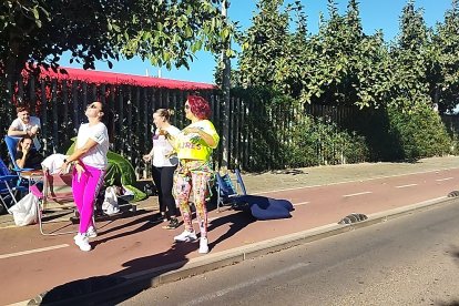 Mary Mariquillan y Pepi Magan con otras fans.