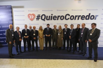 Otra foto de algunos participantes en la cumbre.