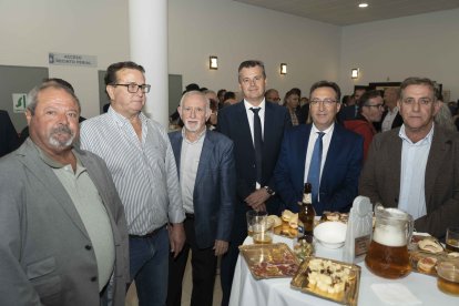 Fermín Calatrava, Francisco Montoya y Antonio López, de Coprohníjar, junto a Sergio Villegas y Manuel Fernández, de Cajamar.