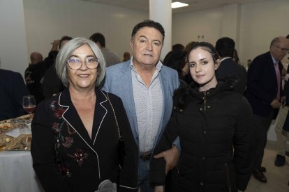 Catalina Fernández, de Hotel de Naturaleza Rodalquilar; Catalina Pardo y un acompañante de la premiada con el galardón de Turismo.