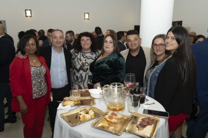 Dunia Montoya Aguirre, Mariela Paraguiolas, Andrei Coman, Ainhoa Salmerón, María José Torres, Antonio Martínez y Ana Silvia de Jesús.