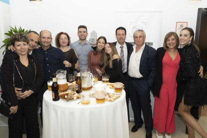 Miembros del Club Deportivo Natura Bike de Níjar, premiados en la categoría Deporte, junto a Ana Márquez, presentadora de los VII Premios Comarca de Níjar.