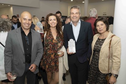 Hugo, de Media Luna Aventura; Leire Gavela, representante de Zonaktiva; Carl Hubert y Patricia Molina, de Apartahotel Vistamar de San José.