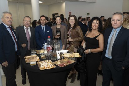 Juan Fernández, consejero delegado de LA VOZ; Pedro Manuel de la Cruz, director de LA VOZ; Ricardo Céspedes, de CM2000; Lola Ramírez y Azahara Gil, del Colegio de Aparejadores de Almería; Isabel Martínez y Manuel León, redactor jefe de La Voz de Almería.