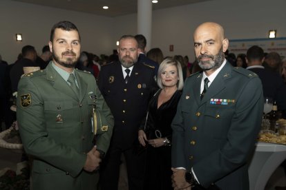 Capitán José María Ruiz, grupo de artillería de campaña de La Legión; Claudio, jefe de la Policía Local de Níjar; Pepa Lozano; y el Teniente Jacobo Martín, comandante de puesto de Guardia Civil de Níjar.