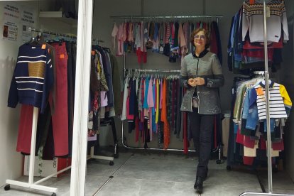 La vendedora de la ropa