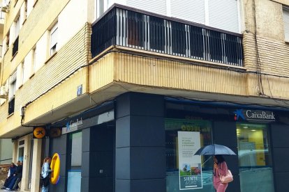 Una joven con paraguas