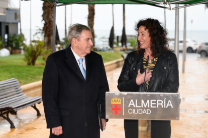 El exfiscal junto a la alcaldesa.