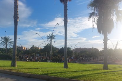 Almerienses y visitantes esperan para disfrutar de un concierto único.