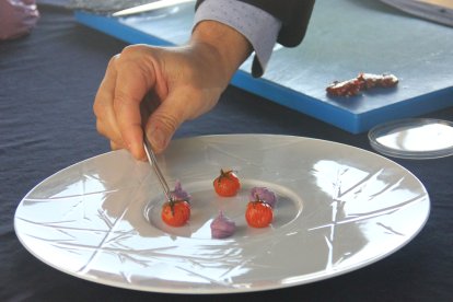 Preparación de un plato con pulpo seco.