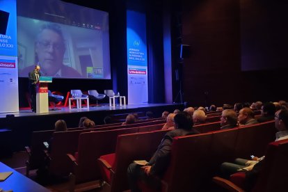 La entrevista inaugural, al economista agrario Tomás García Azcárate, la hizo Jacinto Castillo de forma telemática.