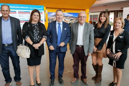 Pedro Manuel de la Cruz, director de La Voz de Almería, junto al alcalde Antonio Bonilla y parte del Equipo de Gobierno de Vícar.
