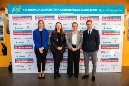 Susi Ibañez, concejala de Roquetas de Mar, Antonia Sánchez, subdirectora de La Voz de Almería, junto a la diputada provincial María Luisa Cruz y Ricardo Céspedes, de CM2000.