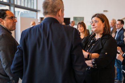 Durante el parón para el desayuno los asistentes aprovecharon para charlar en el hall del Teatro Auditorio de Vícar.
