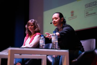 Isabel Santorromán y Elisa Rojas durante el debate.