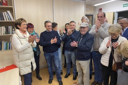 Aplausos tras la entrega de la documentación.
