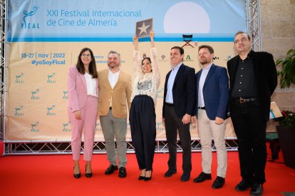 Elena Anaya acompañada por Almudena Morales, diputada de Cultura y Cine; Diego Cruz, concejal de Cultura; Javier A. García, presidente de la Diputación; José Vélez, delegado de Cultura; y Enrique Iznaola, director de FICAL.