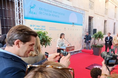 Ignacio Tatay, director de Jaula, protagonizada por Elena Anaya, no quiso perderse ni un detalle del homenaje a la actriz,