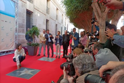 Elena Anaya, posando con su estrella en Almería.