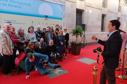 Javier A. García, presidente de la Diputación, inmortalizando a los gráficos de la prensa almeriense junto a Elena Anaya.