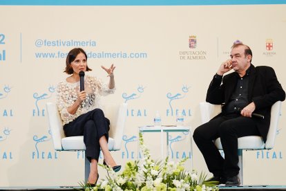 Elena Anaya y Enrique Iznaola, durante la rueda de prensa.