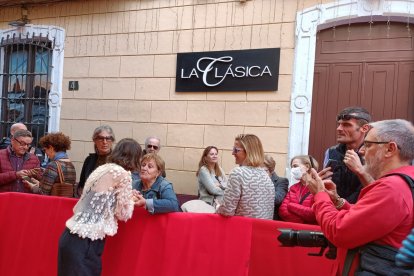 Elena Anaya saluda a una seguidora.