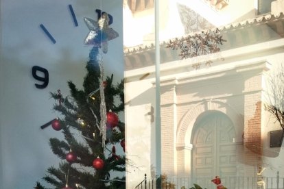 El árbol de Navidad en un salón de uñas.