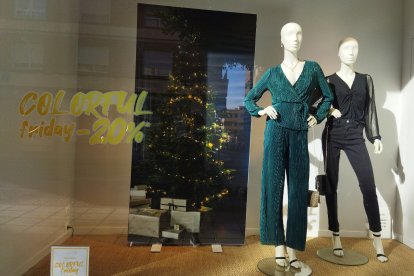 Una tienda preparada para Navidad.