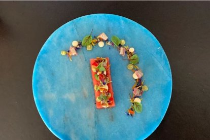 Sandía con salazones, plato elaborado por Tony García.