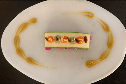 Ensalada de calabacín con alga wakame, cebolla encurtida y crema de zanahoria, plato elaborado por Tony García.