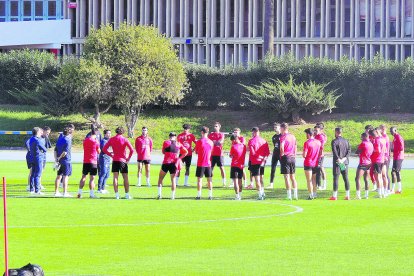 Charla de Rubi para dar comienzo al entrenamiento de este jueves.