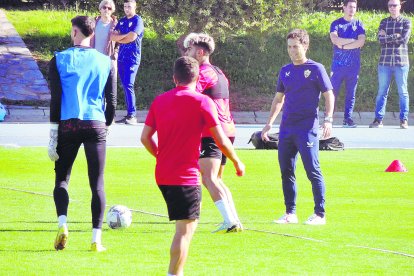 Rubi contento y atento a los jugadores en la sesión.